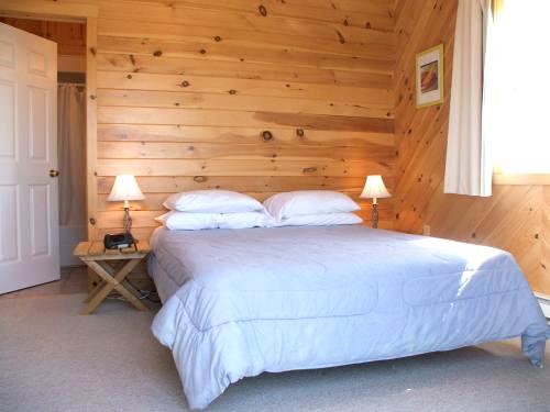 1st upper ensuite bedroom with queen size bed at Mostly Dune